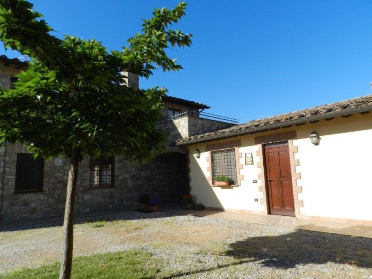 Landhaus in Umbrien mit komfortablen Apartments, einem Pool und lokalen Produkten zu verkaufen.