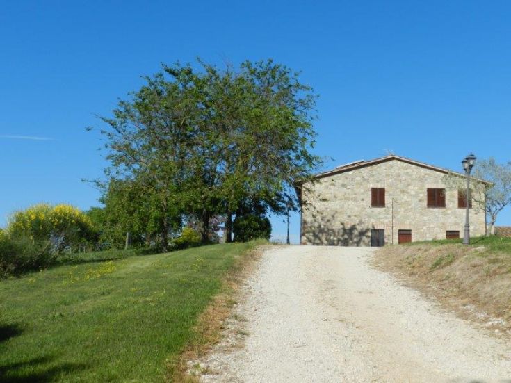 Ein einfaches Agriturismo in der Natur, umgeben von üppigen grünen Landschaften.