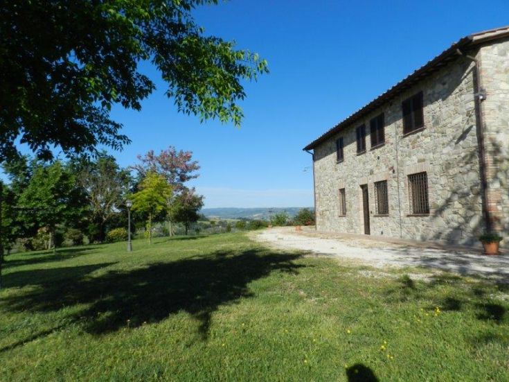 Bauernhof, umgeben von Grünflächen, in einer ruhigen Gegend im Einklang mit der Natur.