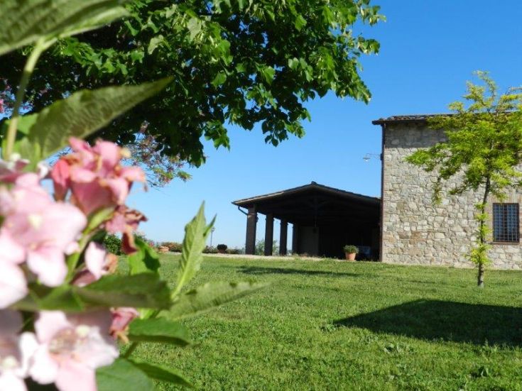 Ein Bauernhof, umgeben von üppiger Vegetation, mit Wohnräumen und einem Pool, ideal für eine Auszeit in der Natur.