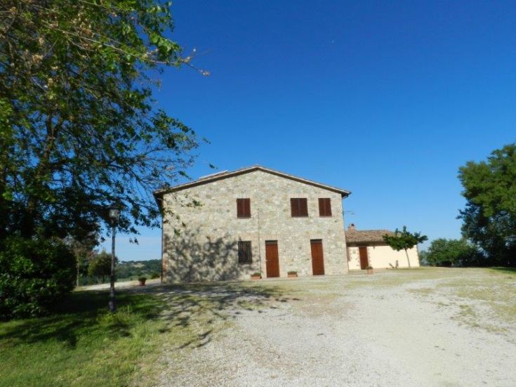 Agriturismo umgeben von Weinbergen und Olivenhainen, mit Pool und einfach eingerichteten Unterkünften.