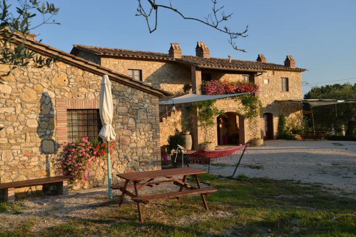Structure en pierre entourée par la nature, parfaite pour se détendre et faire des randonnées.