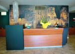 Reception semplice con decorazioni che richiamano l'antico Egitto e fiori freschi.
