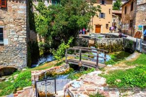 Borgo caratteristico di Rasiglia, circondato da acqua, ponti e da edifici storici.