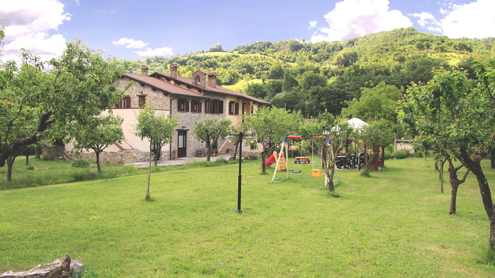 Un edificio circondato da un ampio giardino, adatto a famiglie con spazi per giochi e animali domestici.