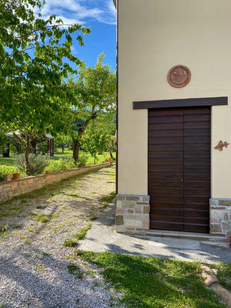 A serene house surrounded by the green of Umbria, amidst nature and tradition.