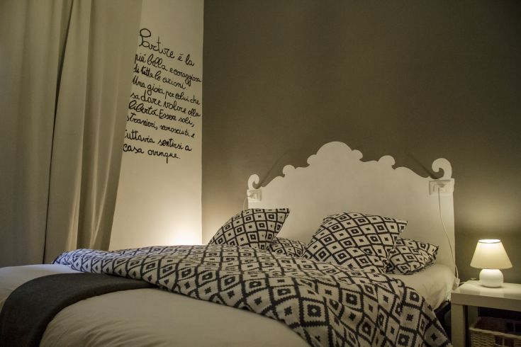 Comfortable room with a double bed and simple furniture. A cozy and relaxing space for stays in Umbria.