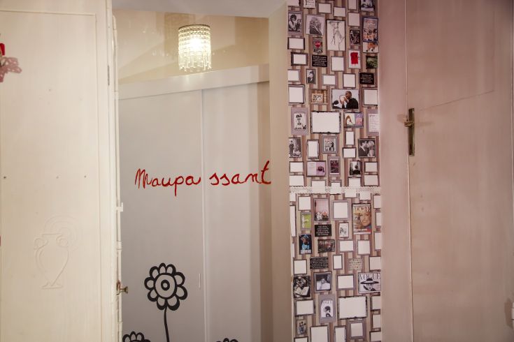 Entrance of a B&B featuring simple decorations and a welcoming atmosphere.