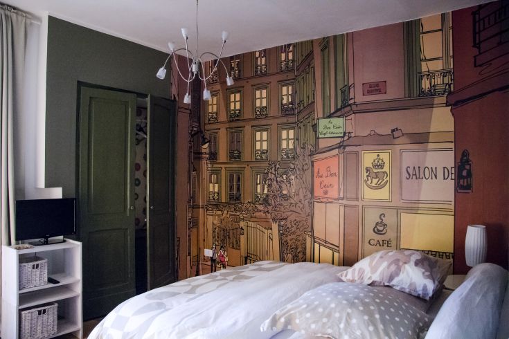 Simple room with a mural featuring decorative elements. A functional and comfortable space.