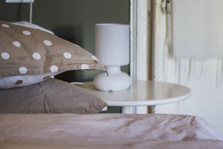 Simple room with polka-dot cushions and a lamp. A relaxing and intimate atmosphere.
