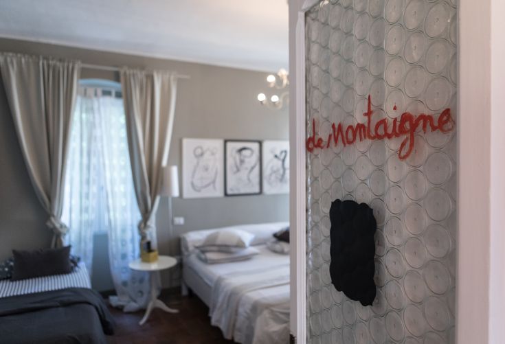 Cozy and functional room at B&B Alle Naiadi, featuring warm tones and simple decor.