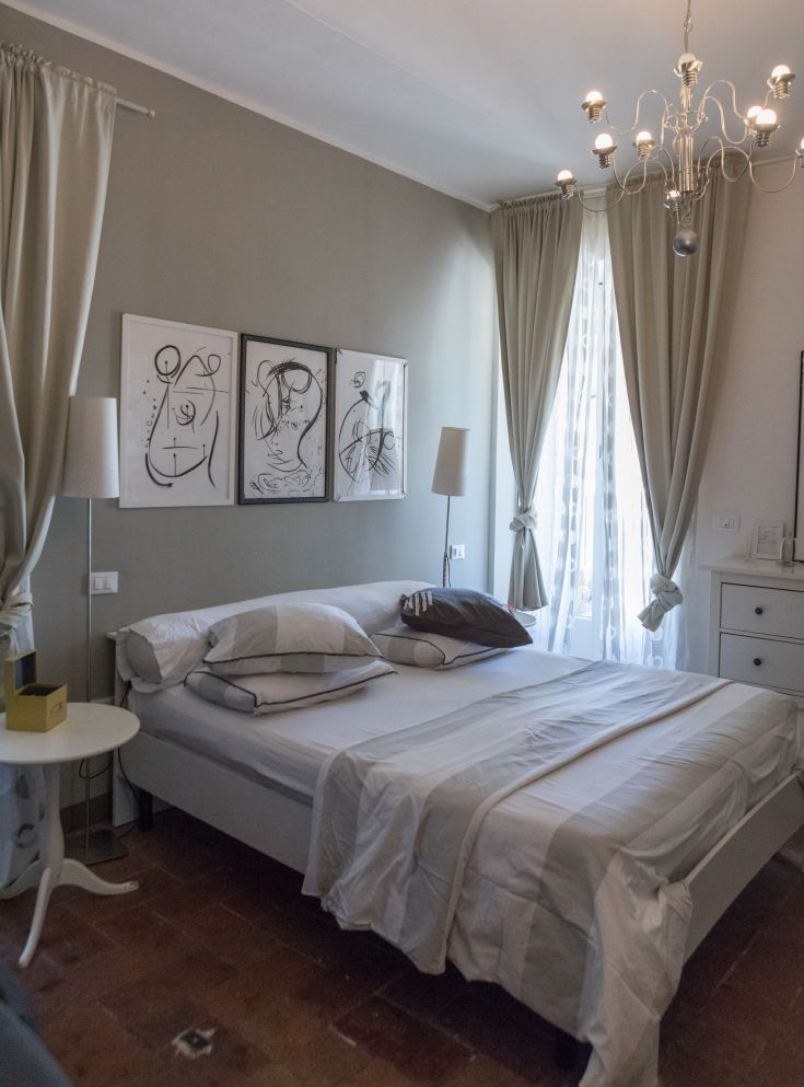Simple and comfortable room in a B&B located in the historic center, featuring practical furniture and good lighting.