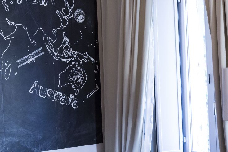 World map on a dark background, highlighting Australia with travel annotations.