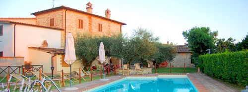 Ein Bauernhaus in der umbrischen Landschaft mit Schwimmbad und Aussicht auf den Trasimenischen See.