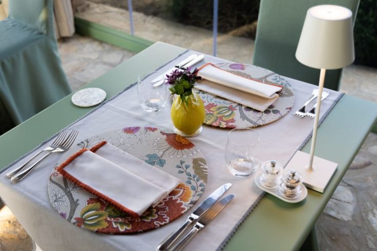 Une table soigneusement dressée, avec des décorations simples et des détails bien assortis.