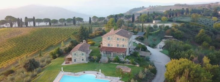 Un bâtiment avec piscine immergé dans la nature typiquement ombrienne.