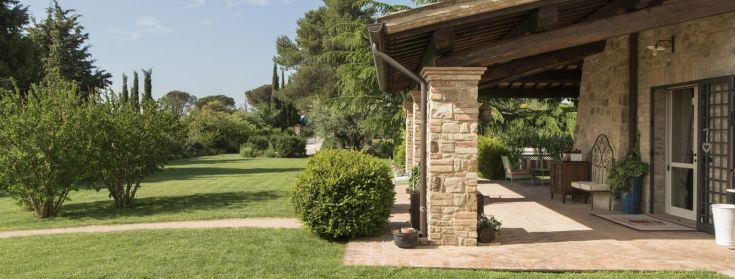 Une maison paisible avec un jardin et un porche, située dans un environnement rural.