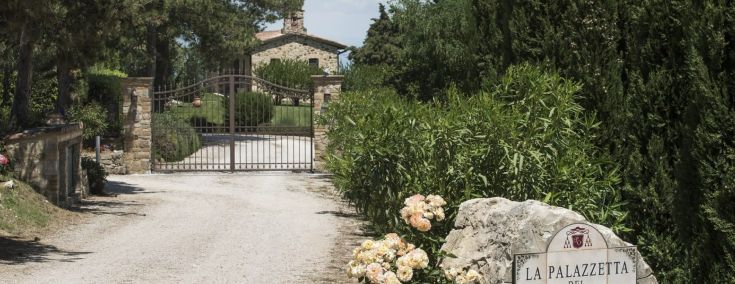 Entrée d'un palais épiscopal entouré de nature, avec des détails architecturaux sobres.