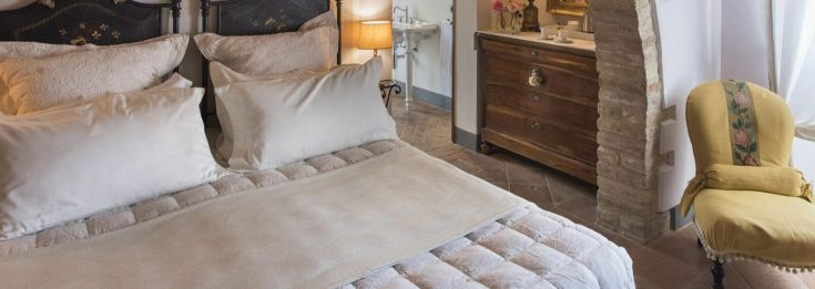 Une chambre double bien meublée, avec des tons chauds et une atmosphère intime.