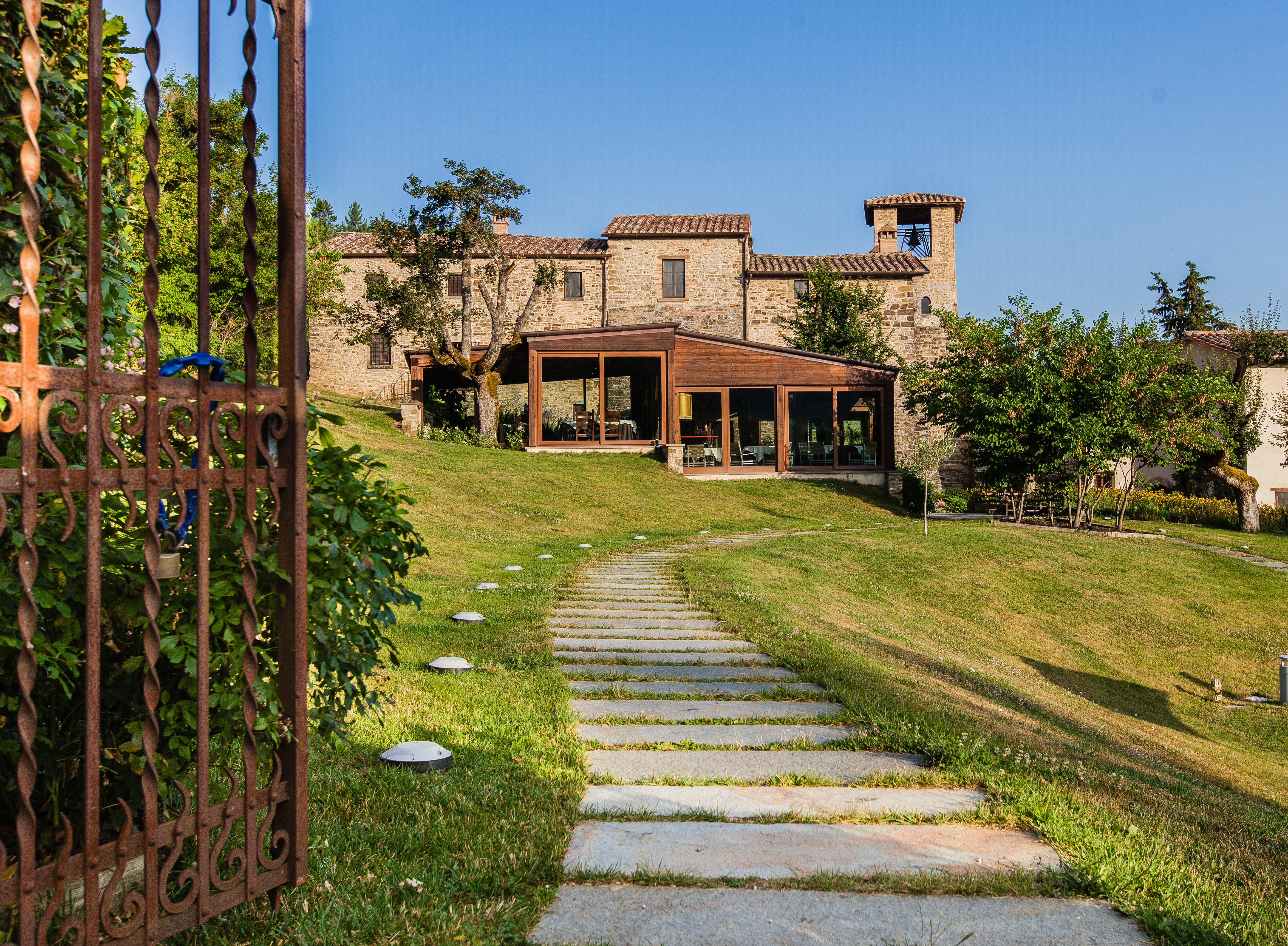 Struttura storica immersa nel verde, ideale per momenti di relax e connessione con la natura.