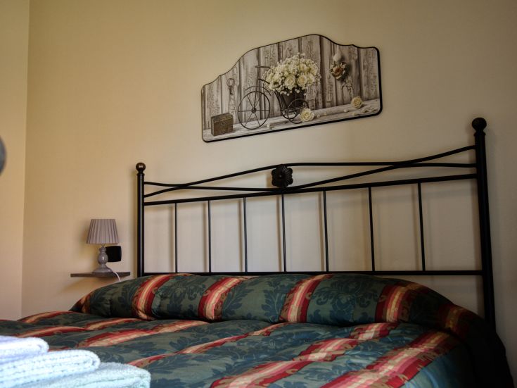 Simple room with a bed and lamp, a relaxing place.