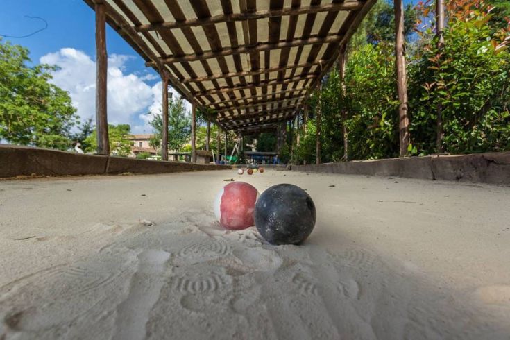 Boccia-Bahn inmitten der Natur, ideal, um entspannende Momente im Freien zu genießen.