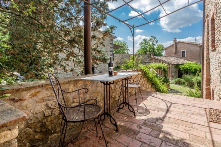 Ein ruhiger Ort in einem alten Dorf, umgeben von Grün, ideal zum Genießen von feinem Wein.