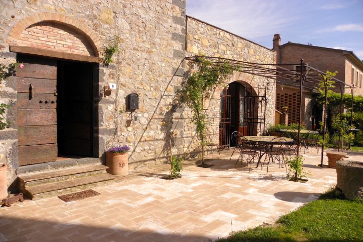 Ein ruhiges historisches Dorf mit grünen Bereichen, ideal zum Entspannen in der umbrischen Landschaft.