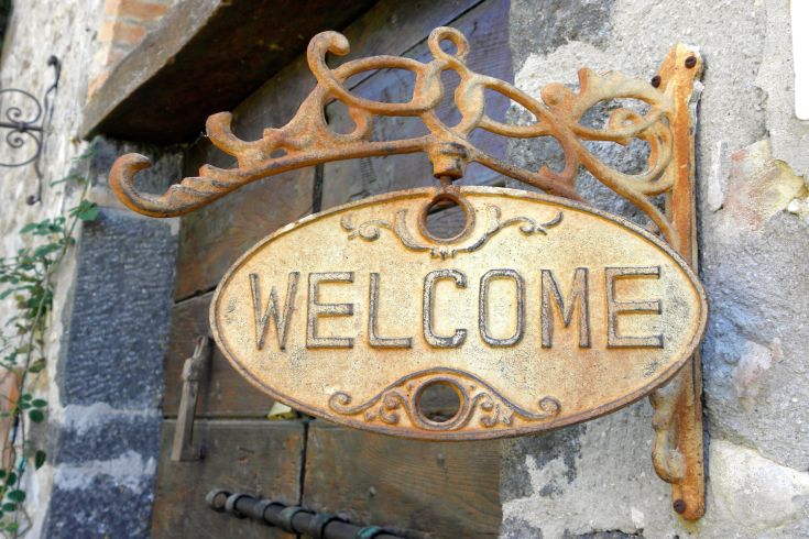 Ein Willkommensschild aus oxidiertem Metall, das der Umgebung einen rustikalen Touch verleiht.
