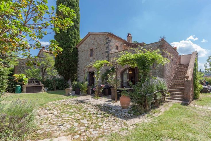 Ein historisches Gebäude, umgeben von Grün, ideal für Spaziergänge und ruhige Momente.