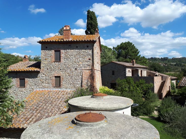 Ein historisches Dorf in Umbrien, umgeben von Grün, ideal für Momente der Ruhe und Naturwanderungen.