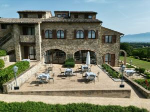 Un agriturismo entouré d'un vaste jardin, avec une piscine et des espaces extérieurs pour se détendre.