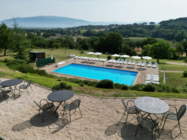 Une piscine entourée par la nature, idéale pour des moments de détente et de loisirs.