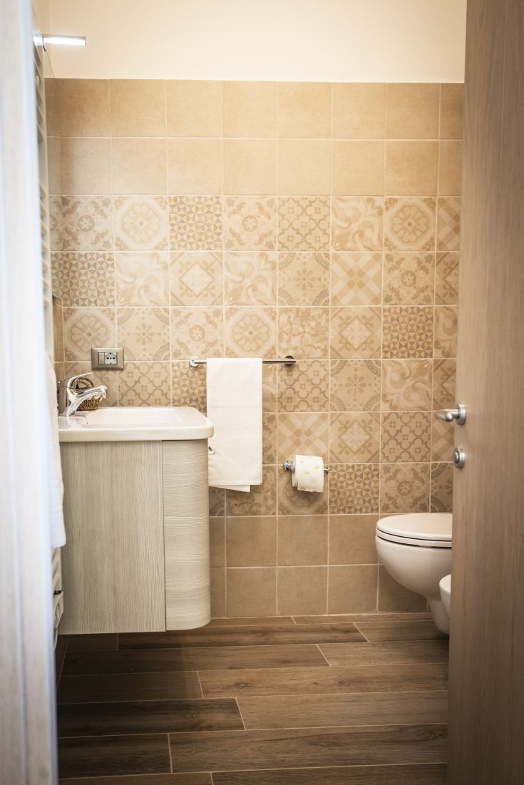 Bagno con piastrelle e arredamento attuale, adatto per momenti di relax.