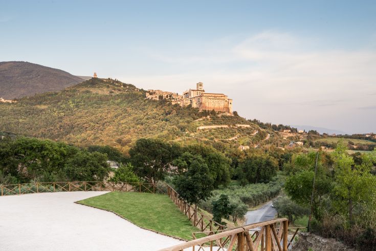 Casa colonica circondata dalla natura, con panorama sulla Basilica di San Francesco ad Assisi.