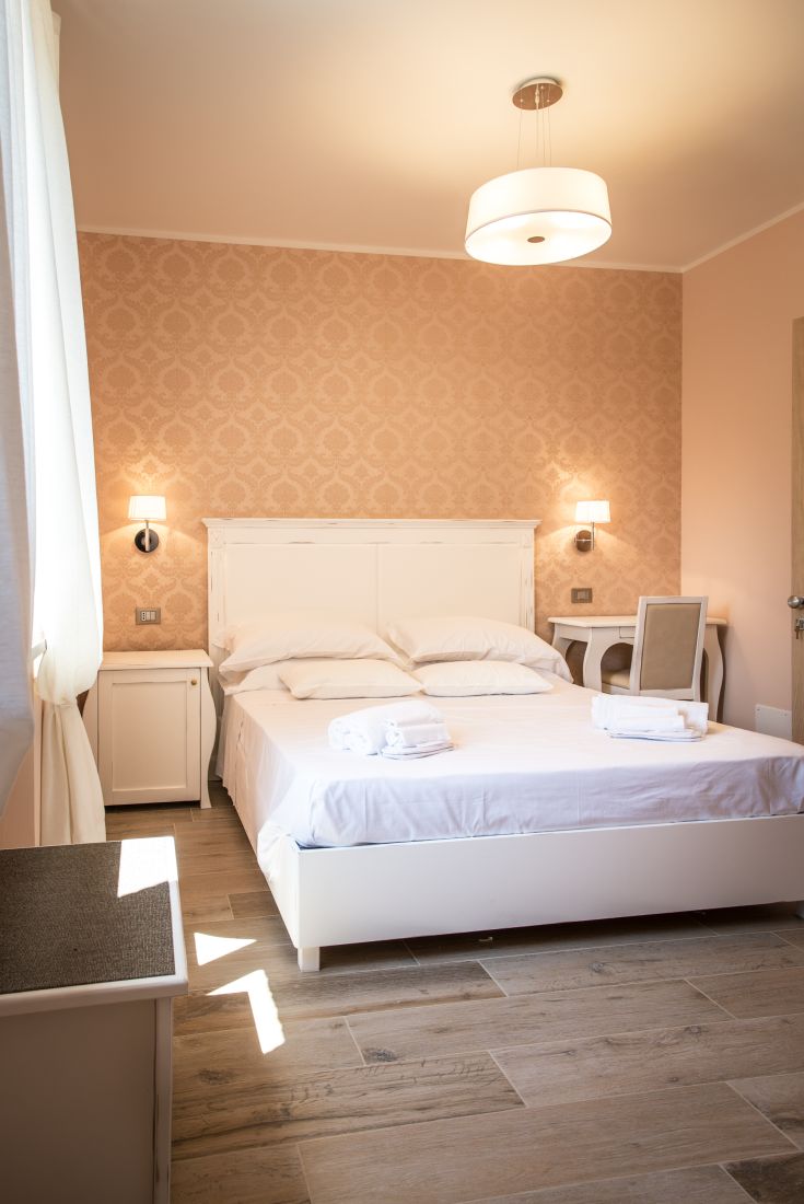 Camera ben illuminata e confortevole in una casa rurale, situata in un'area tranquilla nei pressi della Basilica di San Francesco.