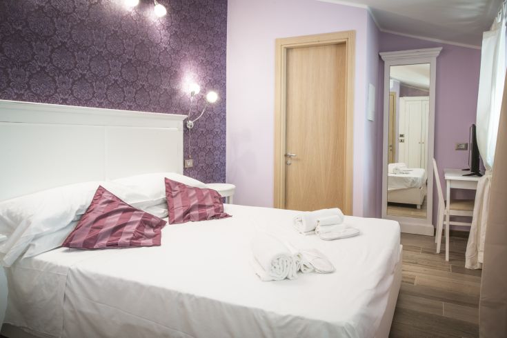 Camera tranquilla con elementi semplici e un'atmosfera confortevole, ideale per un soggiorno in Umbria.