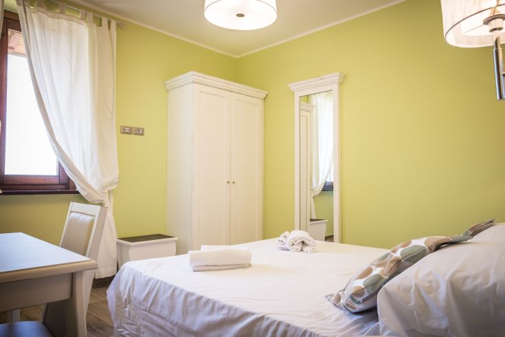 Spazio luminoso e confortevole, arredato in modo semplice, perfetto per un soggiorno tranquillo.