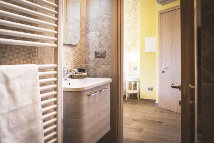 Un bagno contemporaneo con riferimenti semplici, ben illuminato e confortevole, ideale per momenti di relax.