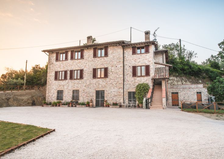 Struttura storica ristrutturata, circondata dal verde dell'Umbria, non lontana dalla Basilica di San Francesco ad Assisi.