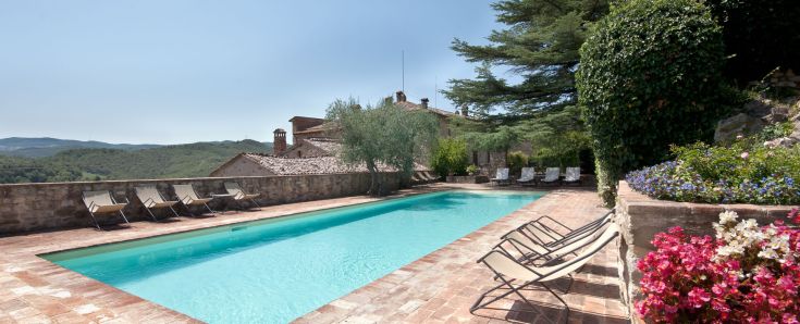 Un'area tranquilla nella natura umbra, con piscina e giardino. Ideale per un momento di relax.