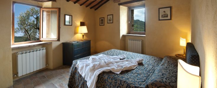 Una stanza confortevole con panorama sulla campagna circostante, ideale per un soggiorno tranquillo.