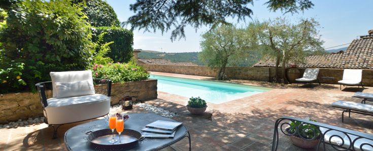 Un agriturismo nel verde dell'Umbria, offre momenti di relax con piscina e appartamenti d'epoca.