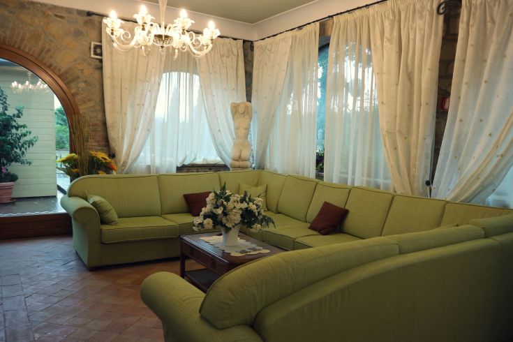 Salon spacieux d'un agrotourisme, avec des tons clairs et un mobilier simple. Une atmosphère calme et accueillante.