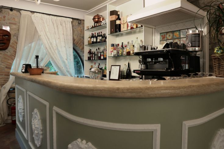 Une zone de bar accueillante, caractérisée par une atmosphère tranquille et un choix minutieux de boissons.