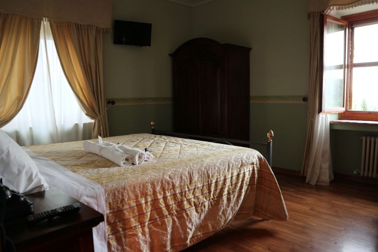 Espace confortable dans une ferme, entouré par la nature ombrienne, idéal pour des moments de détente.