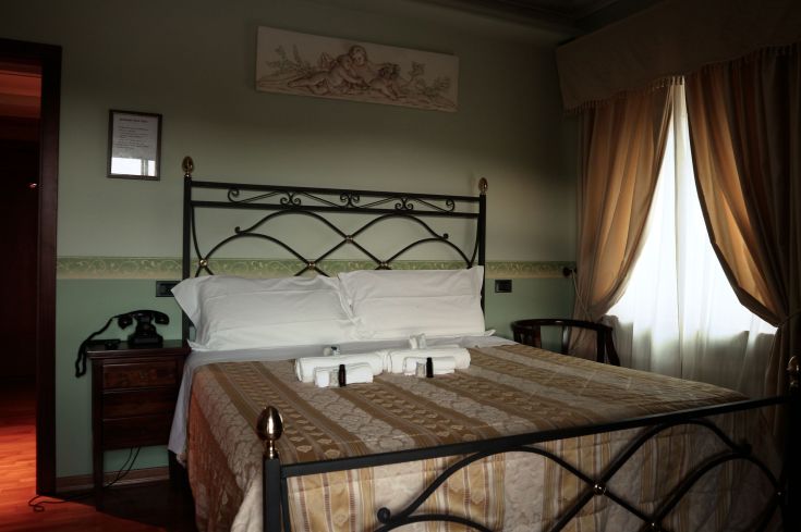 Chambre confortable avec des lits douillets et une décoration simple. Lumière naturelle et détails pratiques.