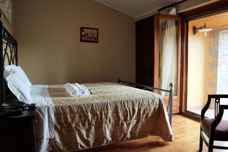 Chambre confortable avec un lit double et accès à une terrasse. Idéal pour un séjour paisible.