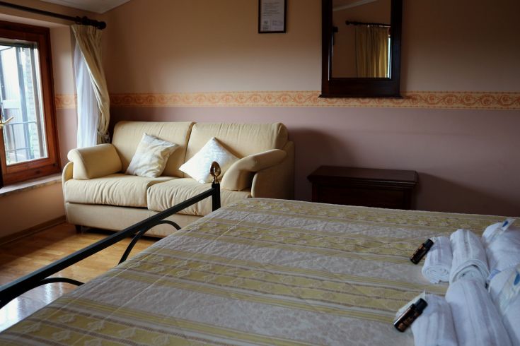 Un séjour confortable avec un canapé donnant sur un environnement paisible et détendu.