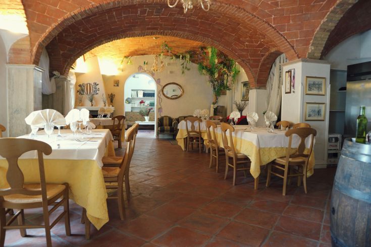 Restaurant confortable avec un design rustique et des tables bien agencées pour les invités.